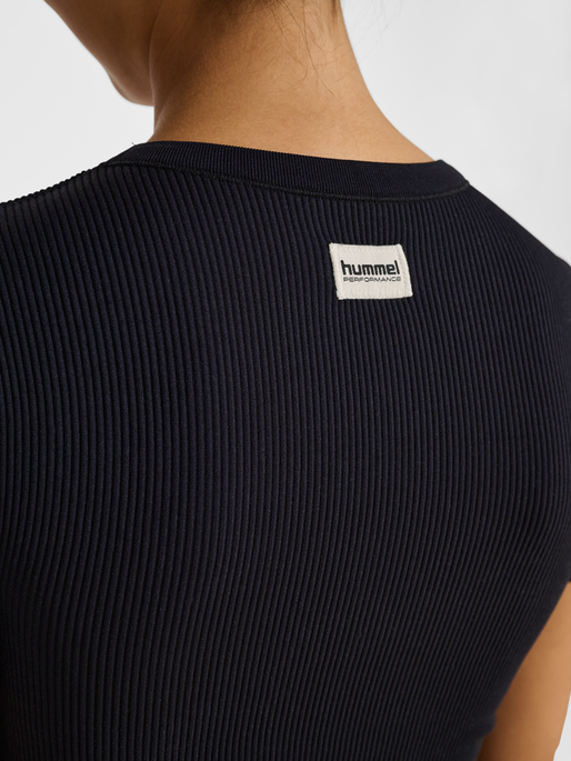 hmlPULSE SEAMLESS RIB W T-SHIRT S/S, BLACK, model