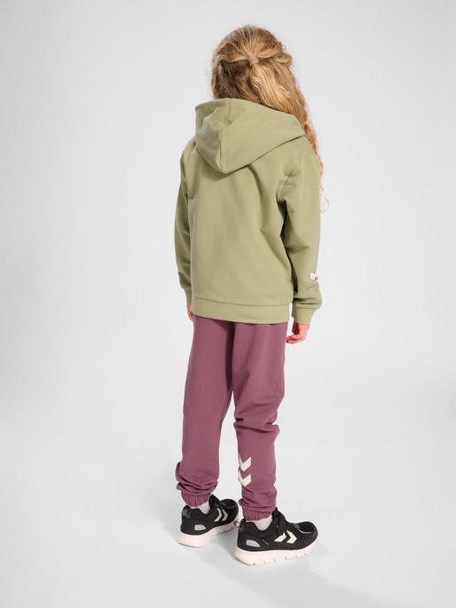 hmlNUTTIE PANTS, ROSE BROWN, model