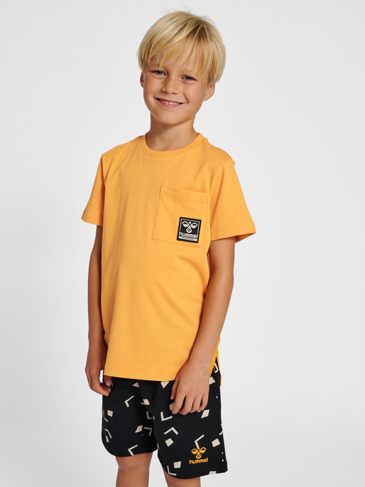 hmlROCK T-SHIRT S/S, 3773, model