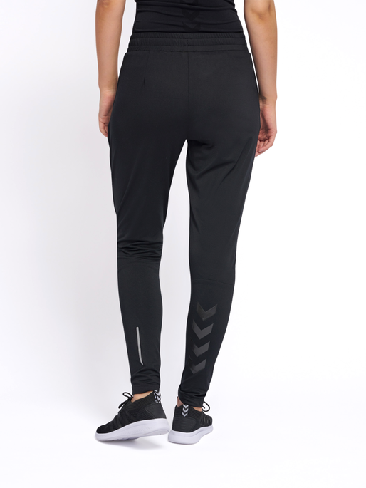 hmlSELBY TAPERED PANTS, BLACK, model