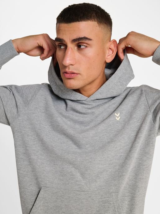 hmlPULSE SWEAT HOODIE, GREY MELANGE, model