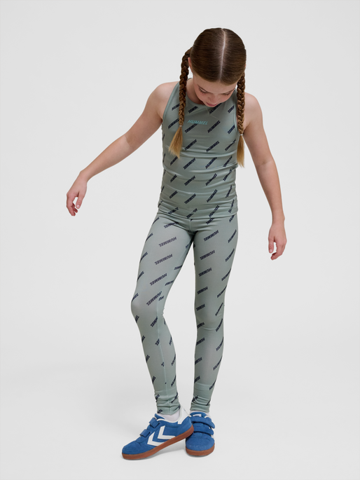 hmlSILJE TIGHTS, ICEBERG GREEN, model