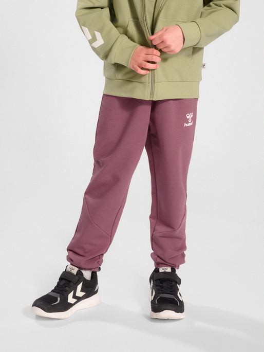 hmlNUTTIE PANTS, ROSE BROWN, model