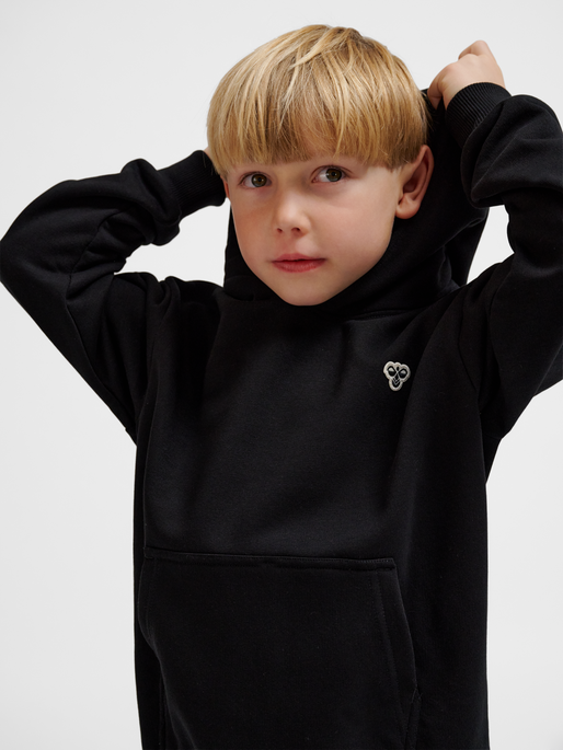 hmlJR LOOSE HOODIE BEE, BLACK, model
