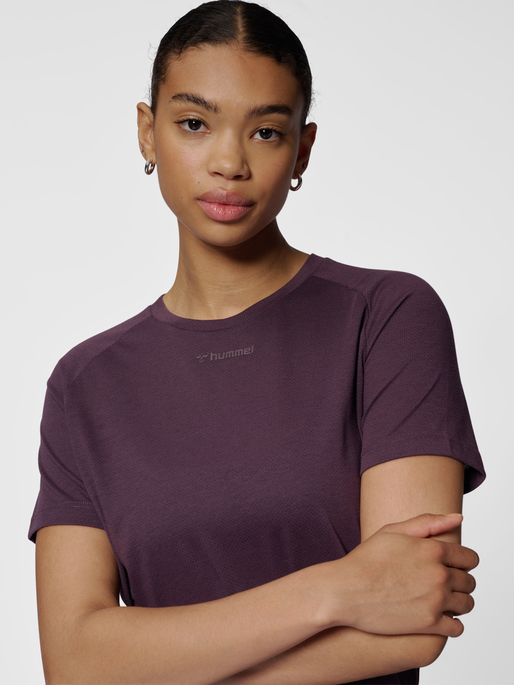 hmlMT VANJA T-SHIRT, PLUM PERFECT, model