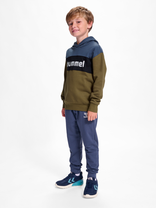 hmlMORTEN HOODIE, 6745, model