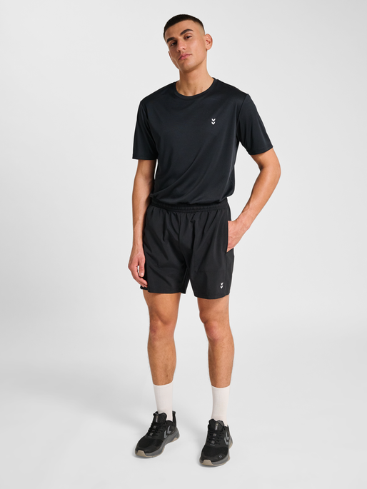 hmlPULSE WORKOUT SHORTS, BLACK, model