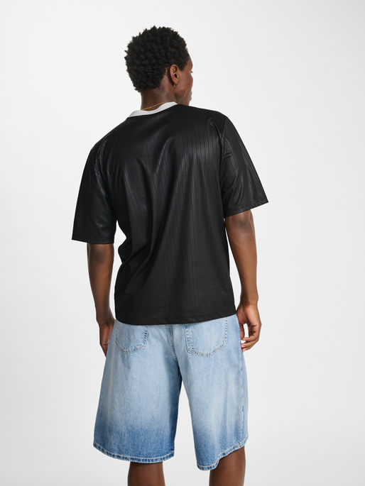 hmlPULSE LOOSE JERSEY S/S, BLACK, model