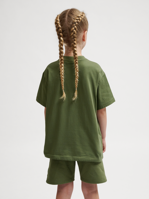 hmlCLEAN T-SHIRT S/S, OLIVINE, model