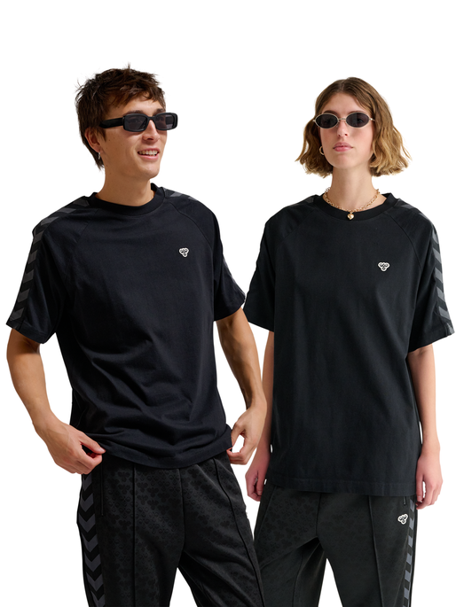 hmlARCHIVE LOOSE T-SHIRT S/S, BLACK, model