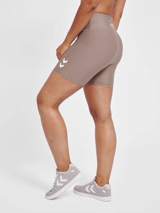 hmlTE TOLA HW TIGHT SHORTS, DRIFTWOOD, model
