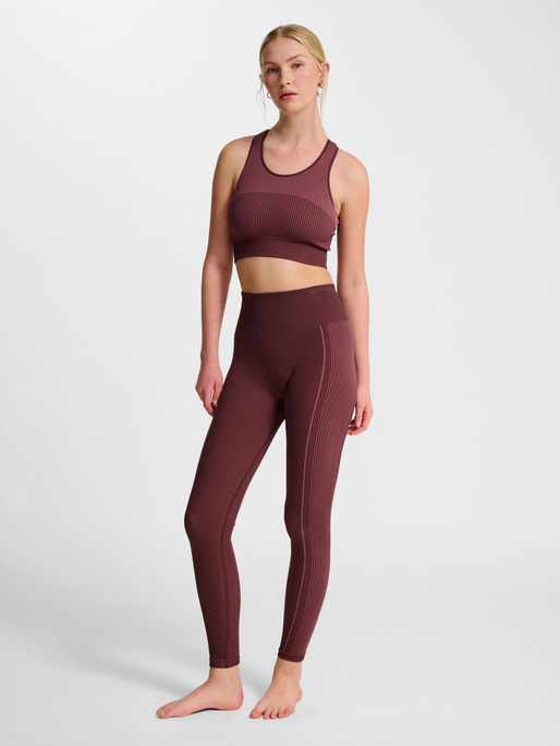 hmlYOGA SEAMLESS W CROP TOP, FUDGE, model