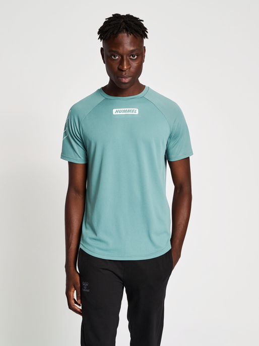 hmlTE TOPAZ T-SHIRT, NORTH ATLANTIC, model