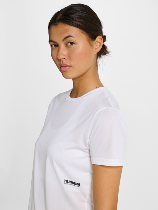 hmlPULSE WORKOUT W T-SHIRT S/S, WHITE, model