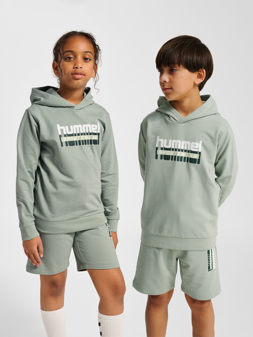 hmlTUKAS HOODIE, ICEBERG GREEN, model