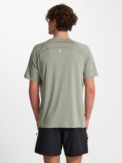 hmlPULSE WORKOUT T-SHIRT S/S, SEAGRASS, model