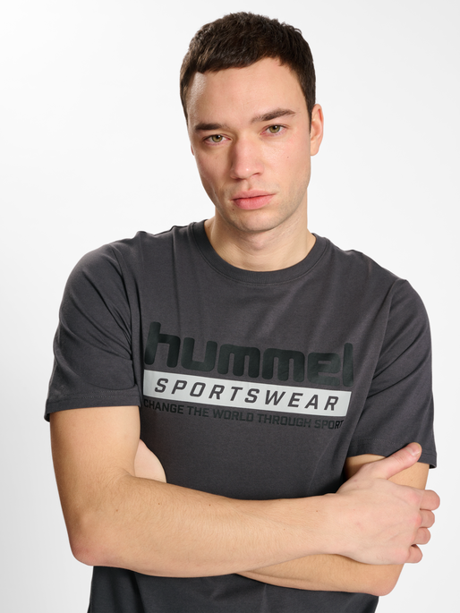 hmlLGC CARSON T-SHIRT, BLACKENED PEARL, model