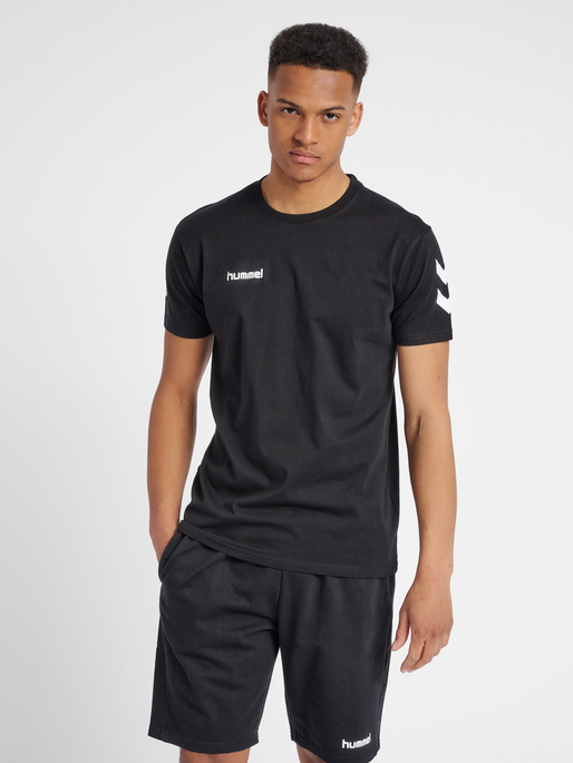HUMMEL GO COTTON T-SHIRT S/S, BLACK, model