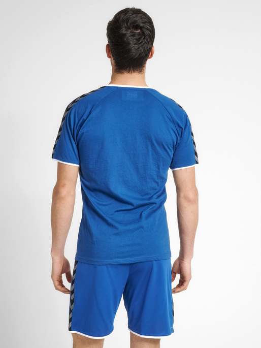 hmlAUTHENTIC TRAINING TEE, TRUE BLUE, model