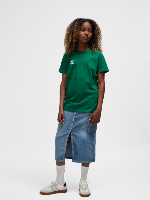 hmlGO 2.0 T-SHIRT S/S KIDS, EVERGREEN, model