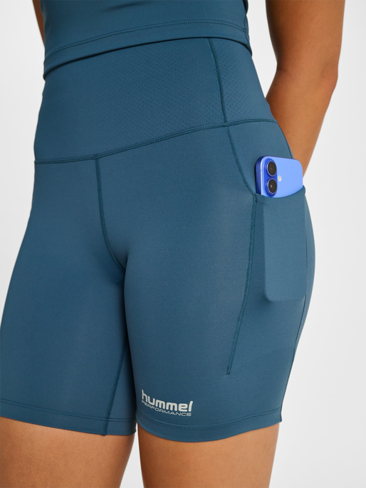 hmlHIIT INTENSITY HW SHORT TIGHTS, STARGAZER, model