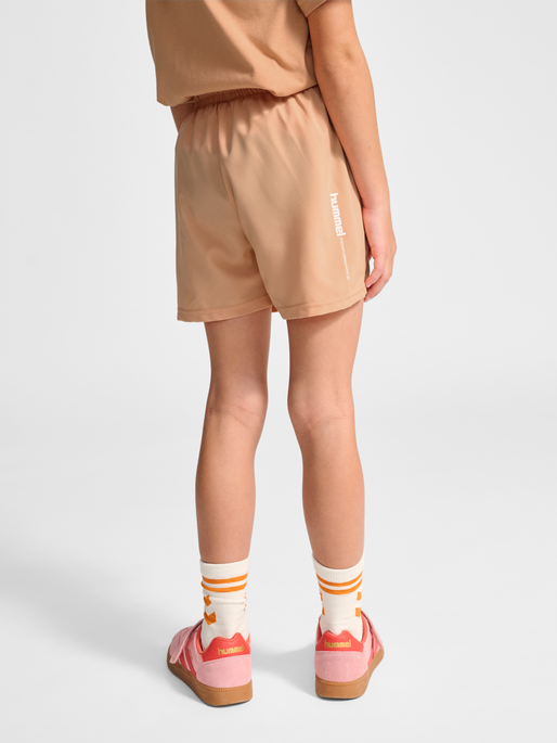 hmlJR PULSE WORKOUT SHORTS, PEACH BLOOM, model