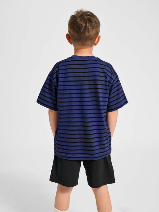 hmlJR LOOSE STRIPED T-SHIRT S/S BEE, DEEP COBALT, model
