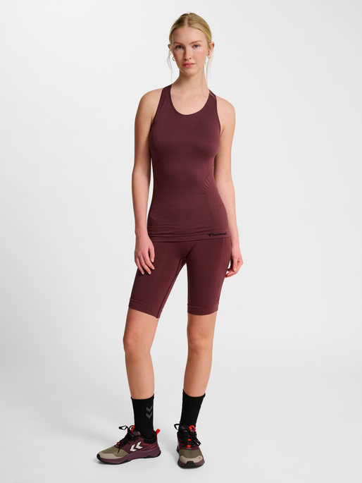 hmlTIF SEAMLESS TOP, FUDGE, model