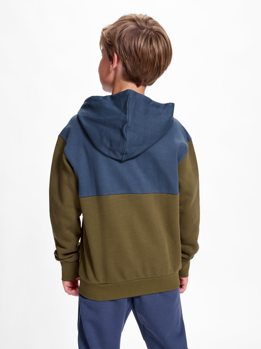 hmlMORTEN HOODIE, 6745, model