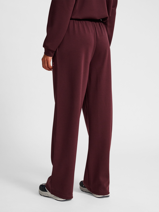 hmlYOGA SOFT W SWEATPANTS, FUDGE, model