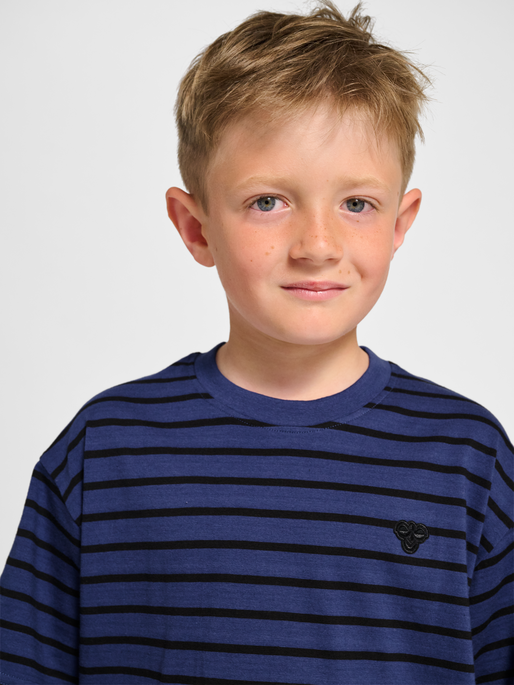 hmlJR LOOSE STRIPED T-SHIRT S/S BEE, DEEP COBALT, model