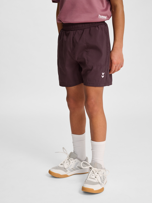 hmlJR PULSE WORKOUT SHORTS, FUDGE, model