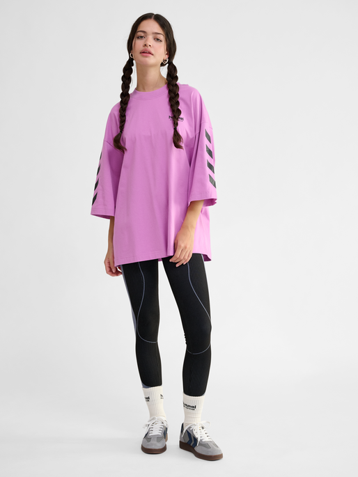 hmlOVERSIZED WILLY T-SHIRT SW, VIOLET, model