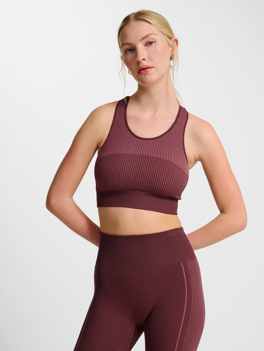 hmlYOGA SEAMLESS W CROP TOP, FUDGE, model