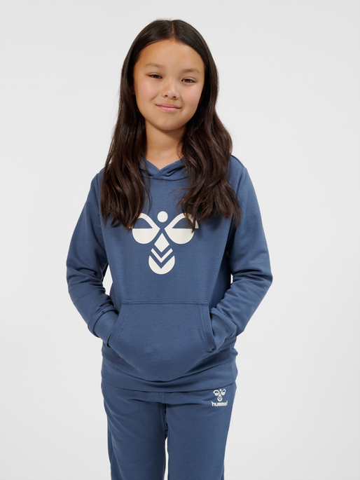 hmlCUATRO HOODIE, BERING SEA, model