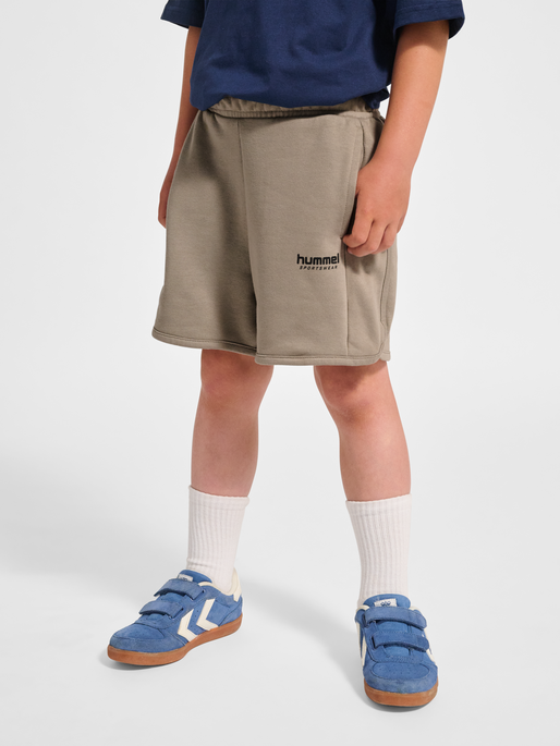 hmlJR LOOSE UNI SHORTS, ROCK RIDGE, model