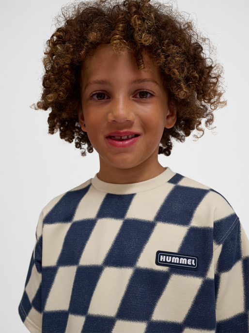 hmlPETS SWEATSHIRT S/S, WOOD ASH, model