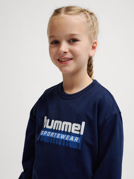 hmlTUKAS SWEATSHIRT, BLACK IRIS, model