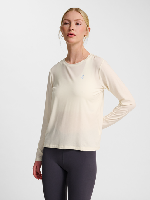 hmlYOGA SOFT LOOSE W T-SHIRT LS, TOFU, model
