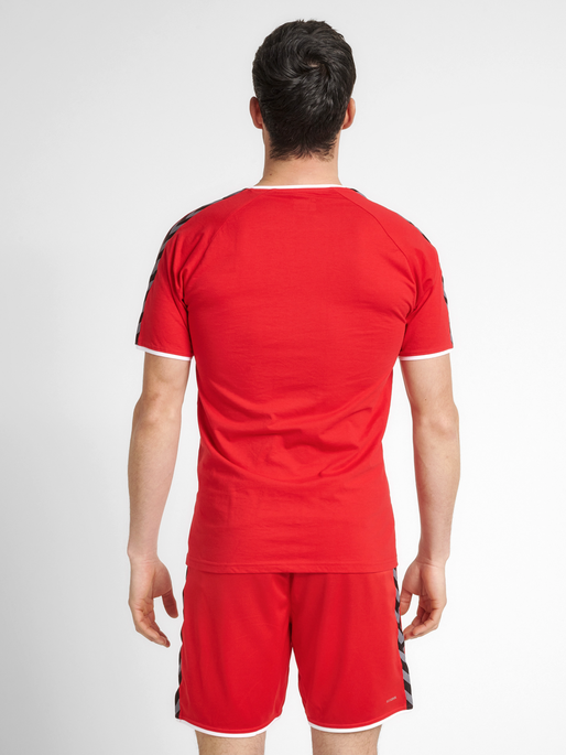 hmlAUTHENTIC TRAINING TEE, TRUE RED, model