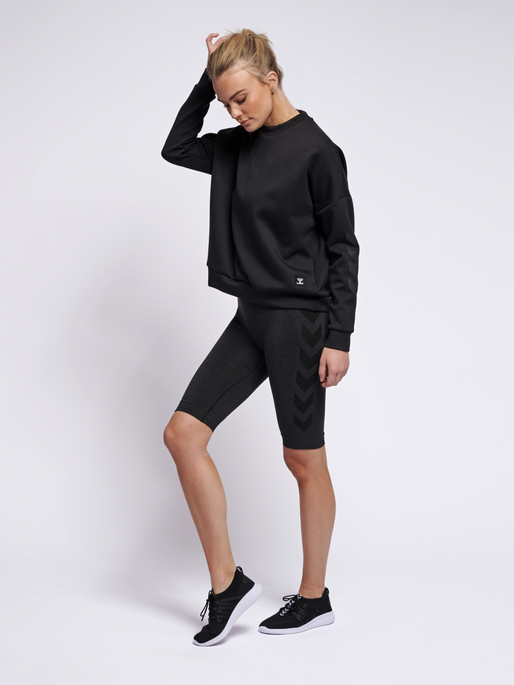 hmlESSI SWEATSHIRT, BLACK, model