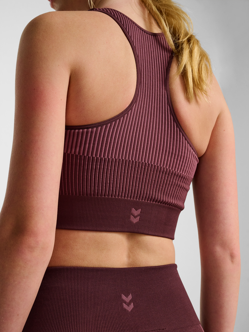 hmlYOGA SEAMLESS W CROP TOP, FUDGE, model