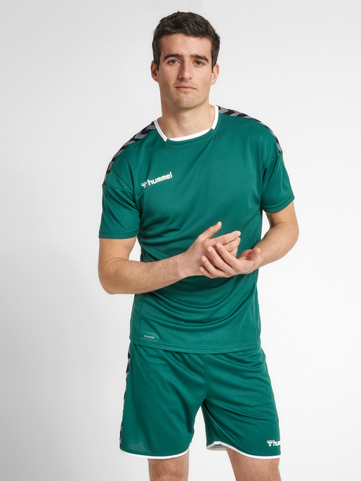 hmlAUTHENTIC POLY JERSEY S/S, EVERGREEN, model