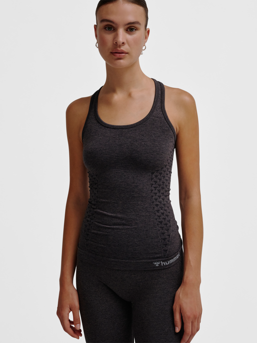 hmlCI SEAMLESS TOP, BLACK MELANGE, model