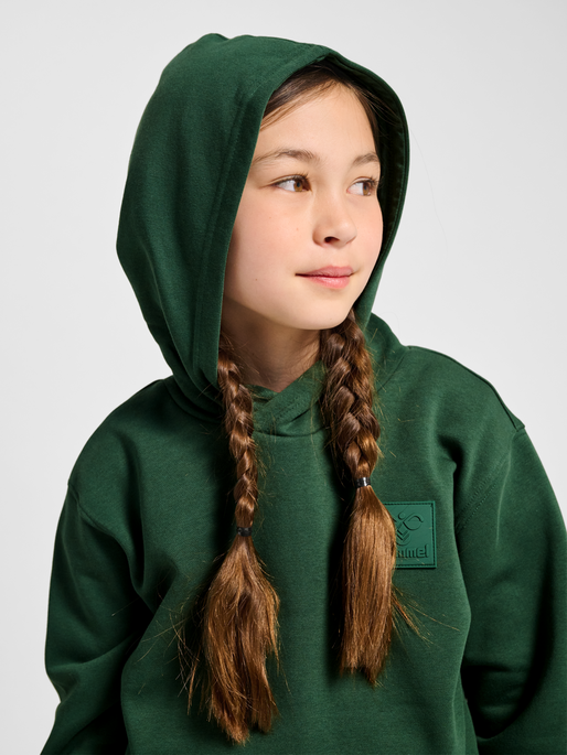 hmlCLEAN HOODIE, DARK GREEN, model