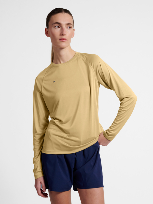 nwlBEAT W T-SHIRT L/S, ANTELOPE, model