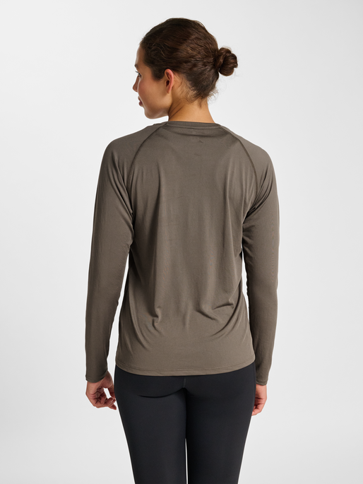 nwlBEAT W T-SHIRT L/S, FALCON, model